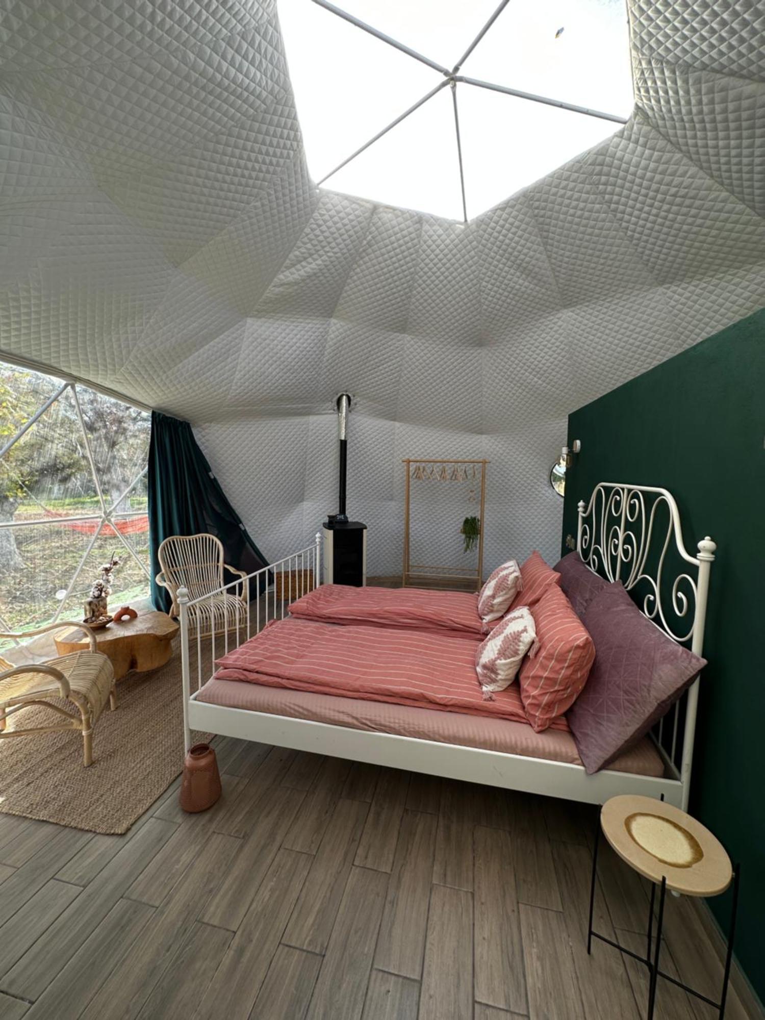 The Frog Glamping Otel Horezu Dış mekan fotoğraf