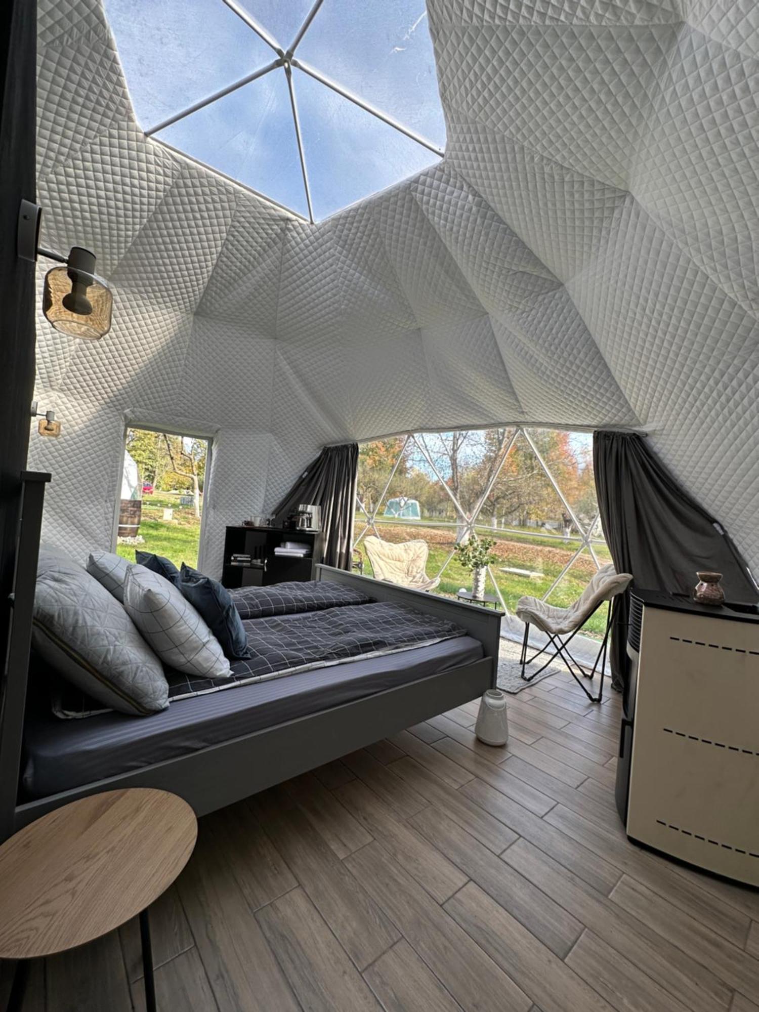 The Frog Glamping Otel Horezu Dış mekan fotoğraf