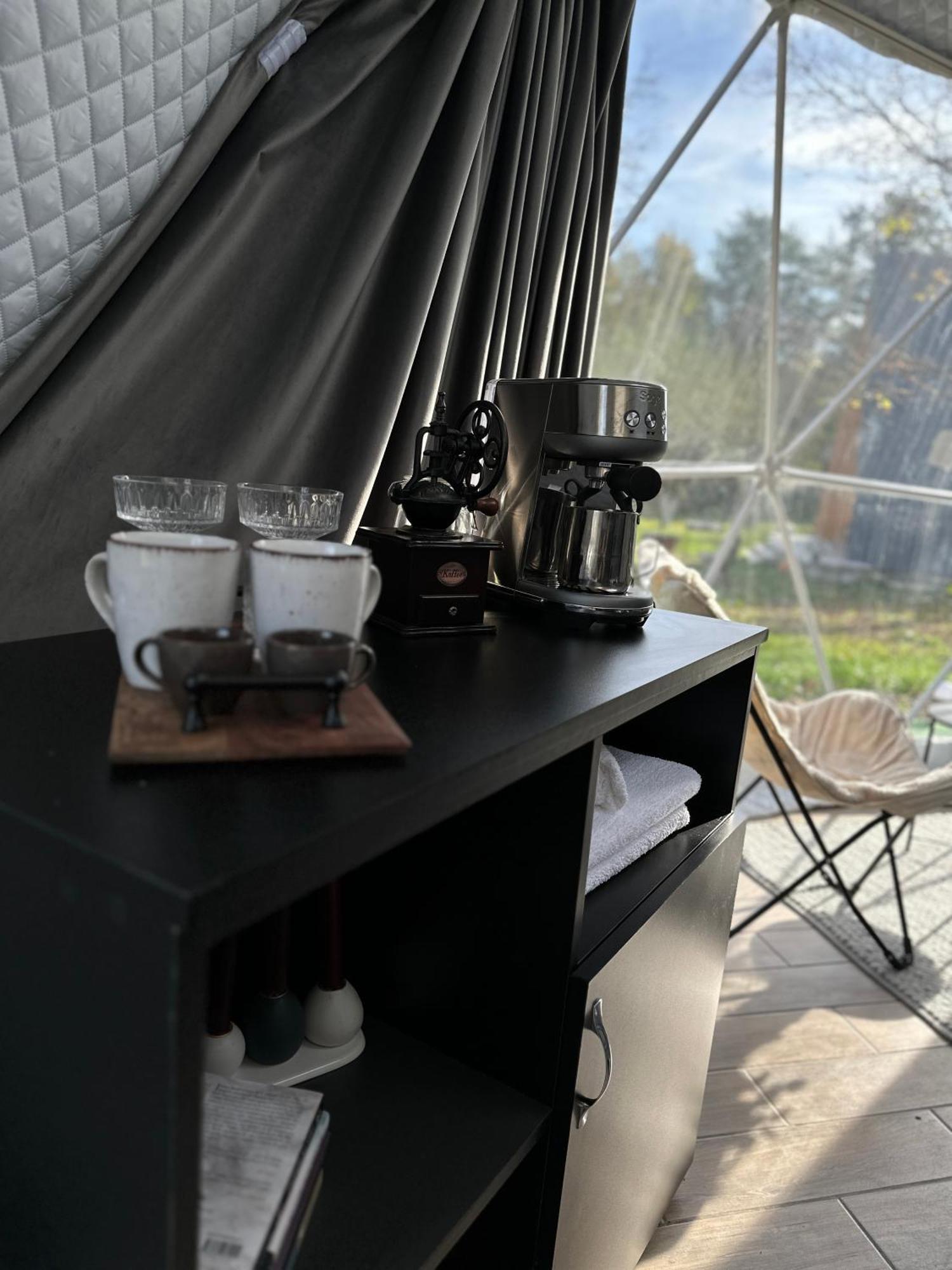 The Frog Glamping Otel Horezu Dış mekan fotoğraf