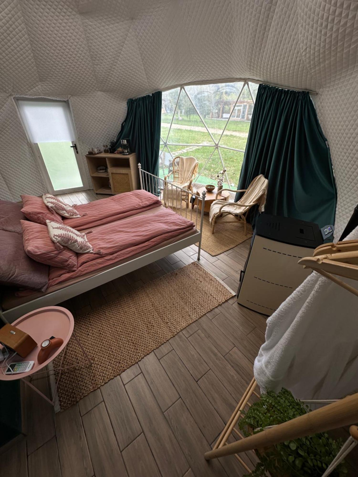 The Frog Glamping Otel Horezu Dış mekan fotoğraf