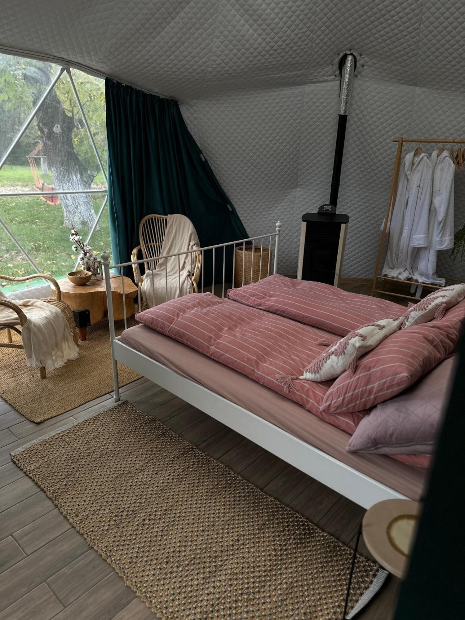 The Frog Glamping Otel Horezu Dış mekan fotoğraf