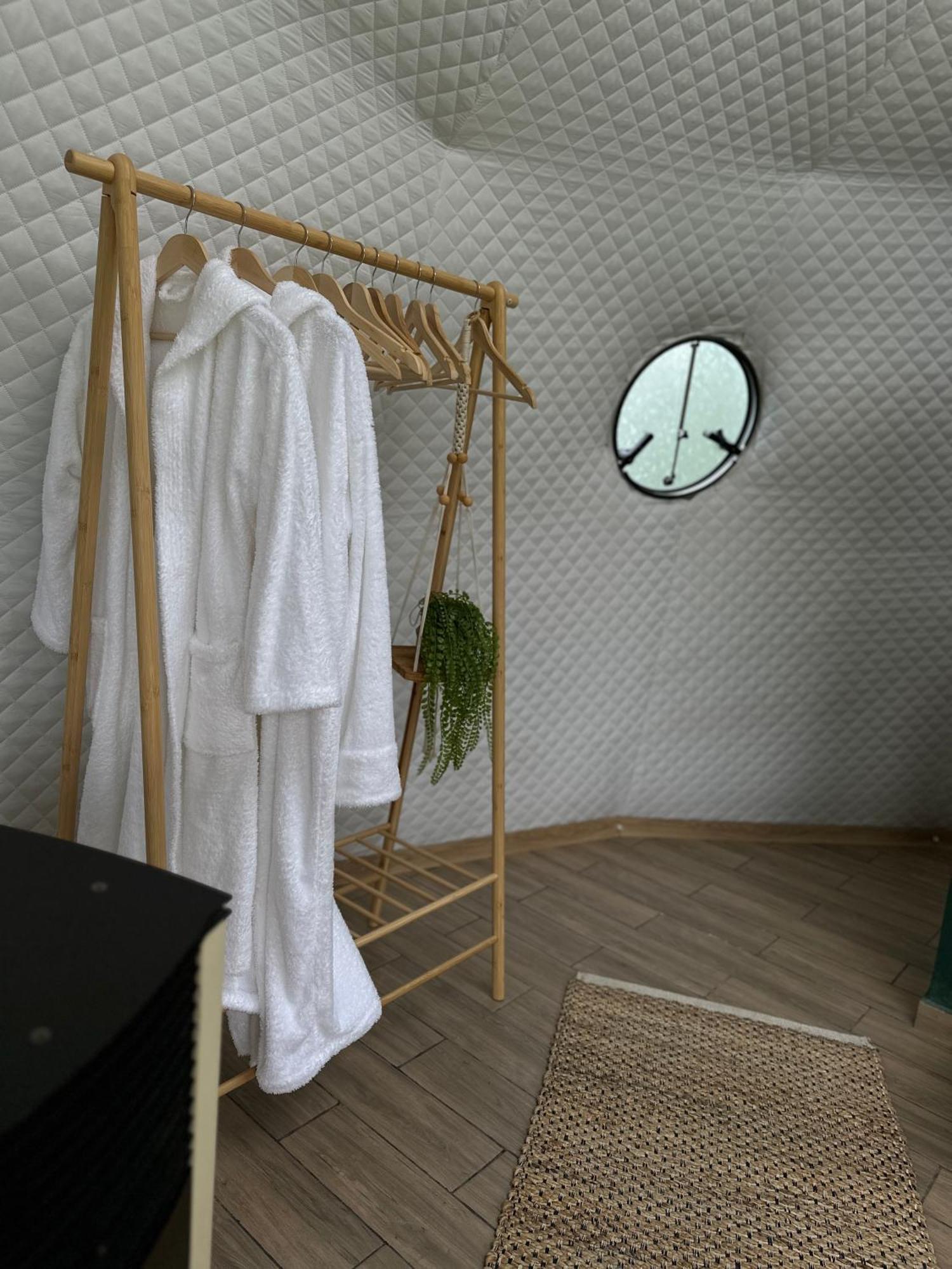 The Frog Glamping Otel Horezu Dış mekan fotoğraf