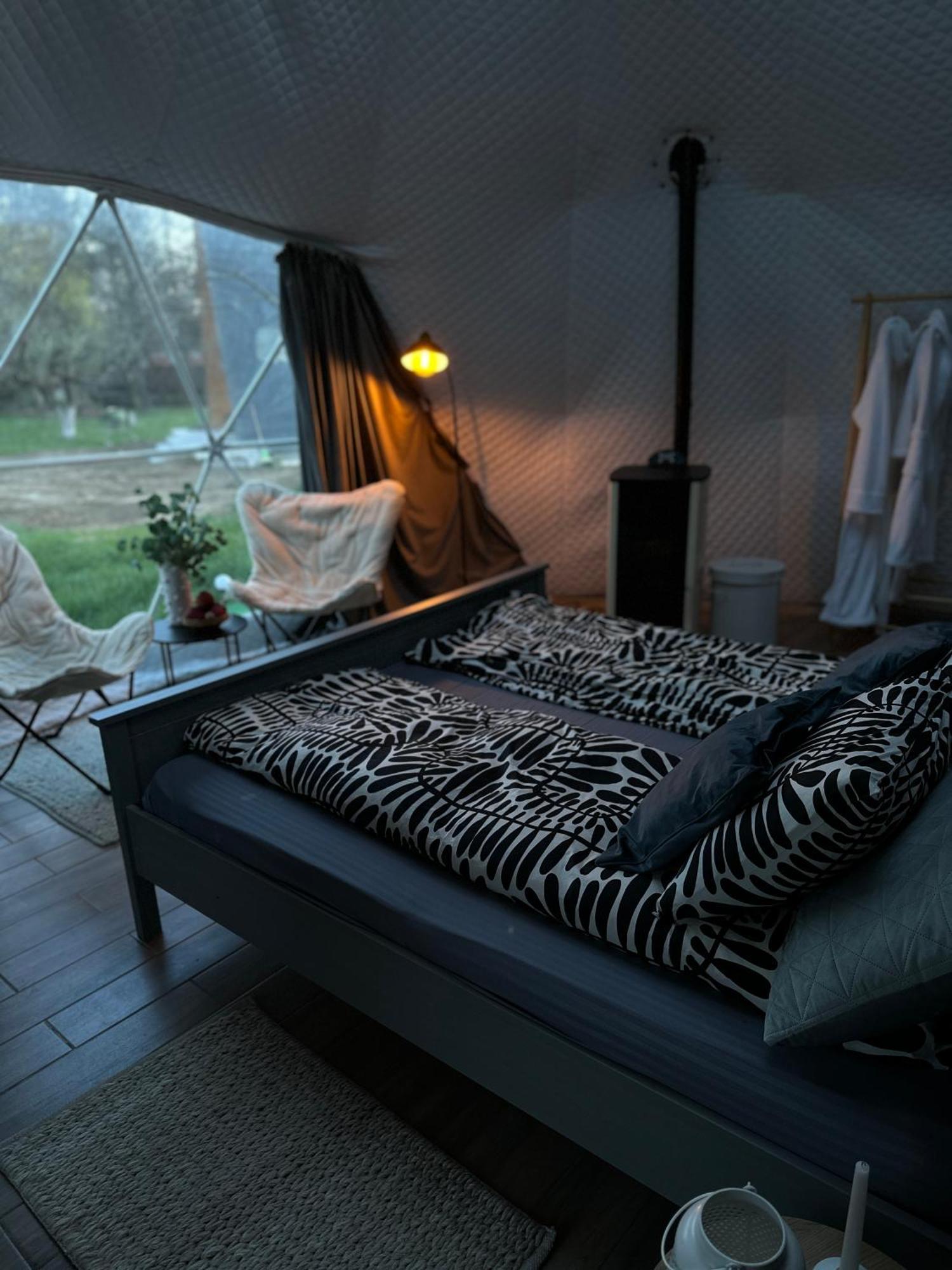 The Frog Glamping Otel Horezu Dış mekan fotoğraf